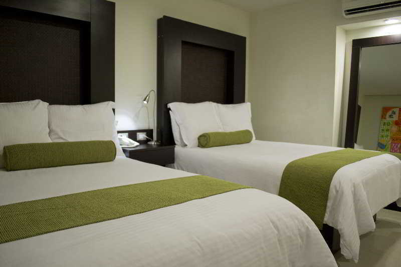 Wyndham Garden Guadalajara Acueducto 4*